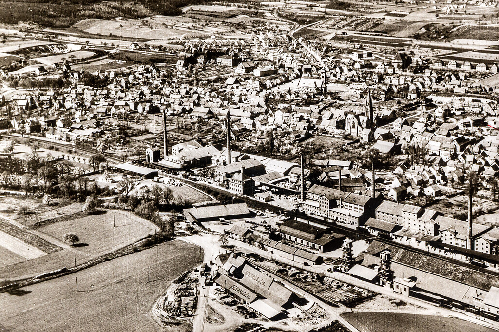 Luftbildaufnahme der Stadt Eisenberg mit verschiedenen Industriegebäuden der Schamotte-Industrie (um 1920)