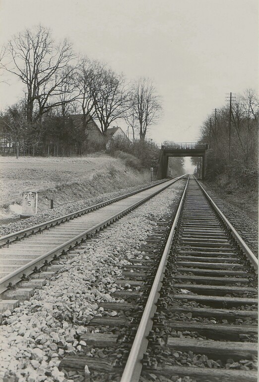 Stade, Eisenbahnstrecke nach Cuxhaven mit Brücke der Bremervörder Straße (1958)
