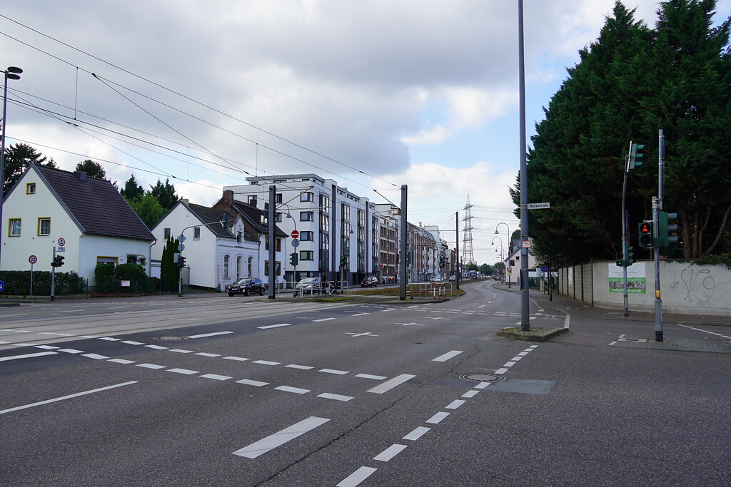 Blick entlang der Aachener Straße in Köln-Weiden Ecke Moltkestraße (2021).