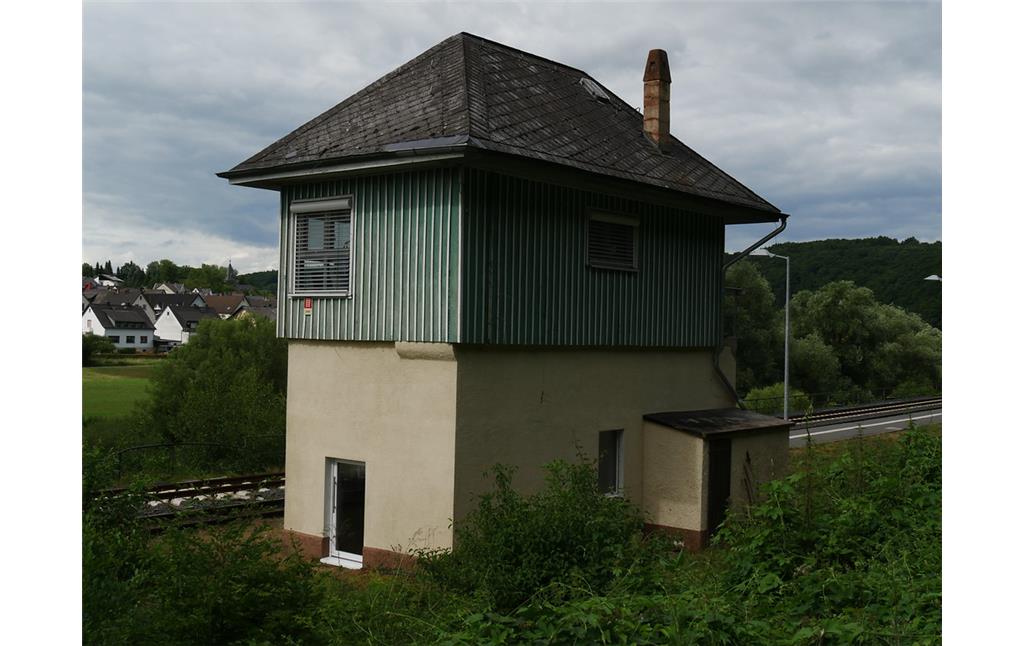 Nordwestansicht des Stellwerksgebäudes des Bahnhofs Aumenau in Villmar-Aumenau (2017)