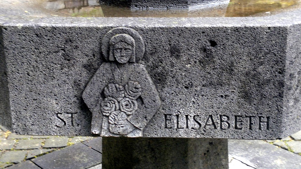 Darstellung der Hl. Elisabeth am Simonsbrunnen in Sayn (2015)