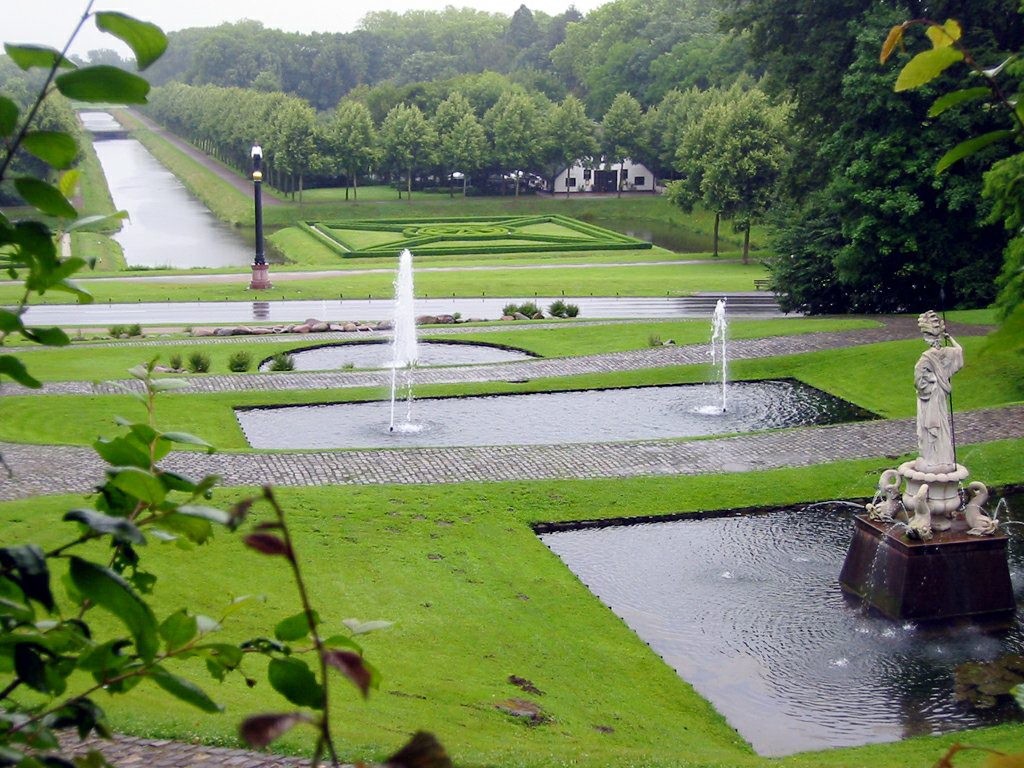 Blick vom Amphitheater über den (neuen) Eisernen Mann und den Prinz-Moritz-Kanal Richtung Hochelten im Neuen Tiergarten Kleve (2009).