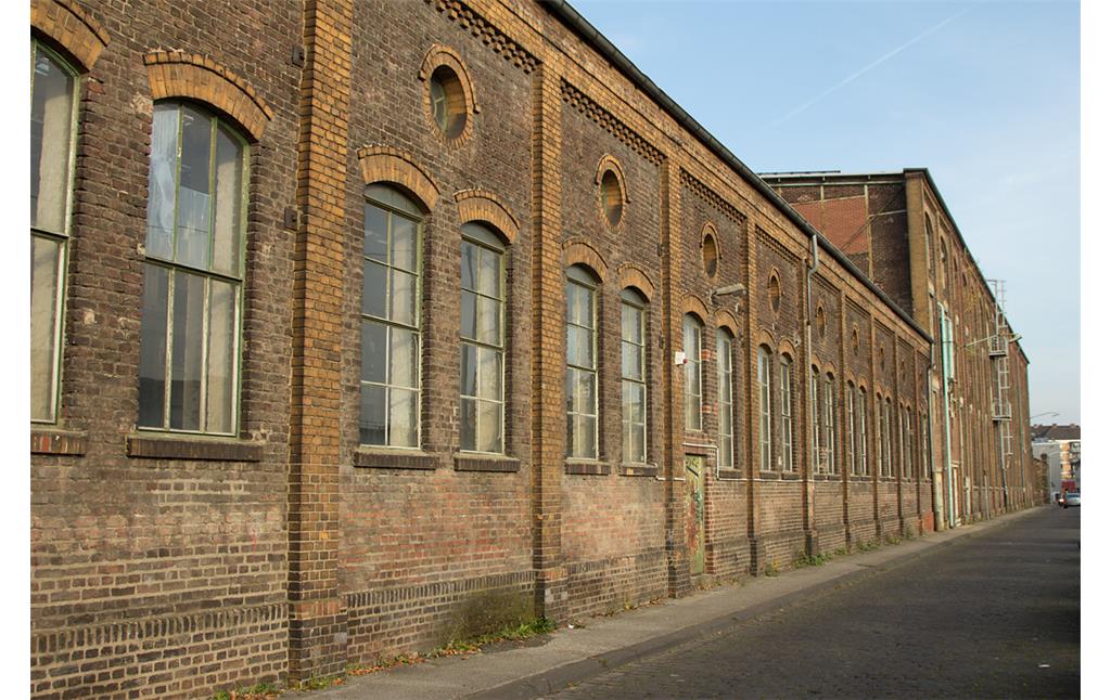 Historische Industriehalle der ehemaligen Klöckner-Humboldt-Deutz AG aus Backstein aus dem 19. Jahrhundert in Köln-Kalk (2013).
