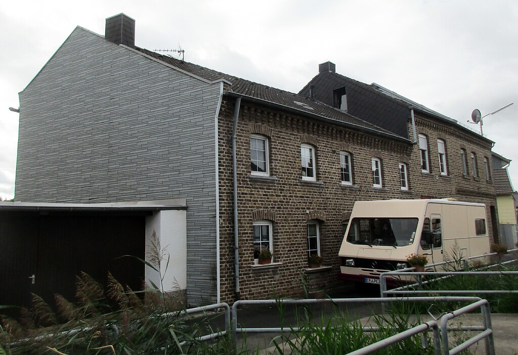 Das Haus der jüdischen Textilhändler-Familie Horn (Auf dem Sand 12), in dessen heute noch erhaltenen, im Garten gelegenen Anbau von um 1870/80 sich die frühere Landsynagoge Sinzenich befand (2020).