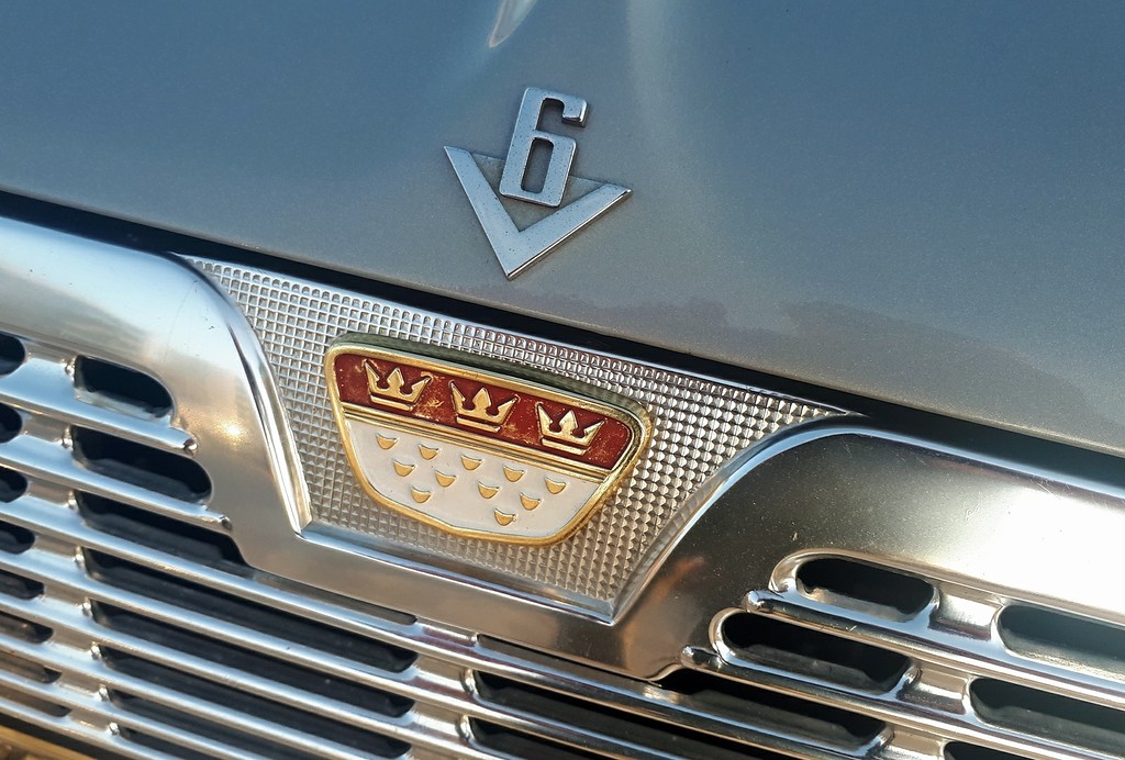 Das 1953-1967 verwendete Emblem der Ford-Werke AG mit Elementen des Kölner Stadtwappens an der Front eines Ford Taunus 20M/P5 (2019).