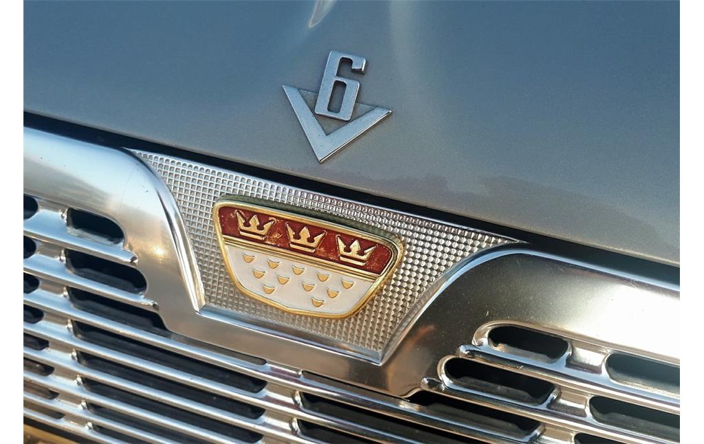 Das 1953-1967 verwendete Emblem der Ford-Werke AG mit Elementen des Kölner Stadtwappens an der Front eines Ford Taunus 20M/P5 (2019).