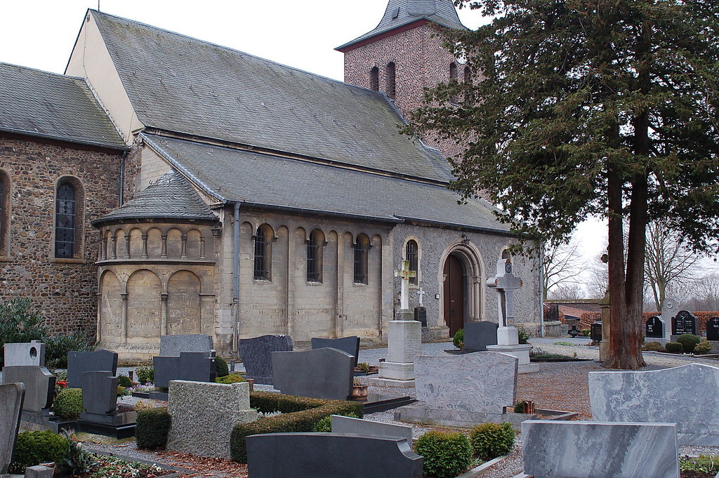 Kirche St. Nikolaus in Selfkant-Millen mit umgebendem Friedhof (2011).