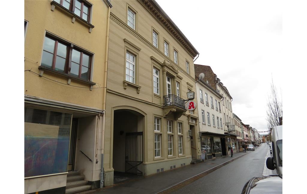 Blick auf die Amtsapotheke in der Wilhelmstraße 9 in Diez mit seiner klassizistischen Fassade (2019)