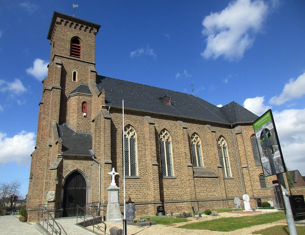 Blick auf die Südseite der katholischen Pfarrkirche Sankt Johann Baptist in Vettweiß-Sievernich (2021).