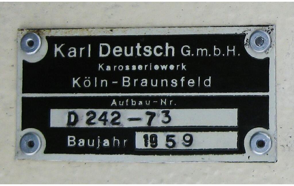 Typenschild "Karl Deutsch G.m.b.H. Karossereriewerk Köln-Braunsfeld" an einem Borgward "Isabella" Coupé Cabrio von 1959 (Aufnahme 2013).