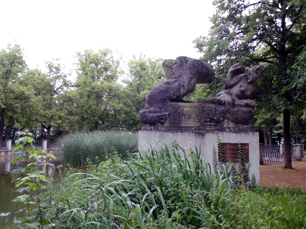 Ansicht auf den rechten Teil des Figurenpaares "Kentaur und Najade" von Eduard Schmitz nach Entwürfen von Georg Grasegger aus dem Jahr 1930. Sie befindet sich am Rundbecken im Bereich des Karl-Schwering-Platzes an den Lindenthaler Kanälen in Köln-Lindenthal (2020).