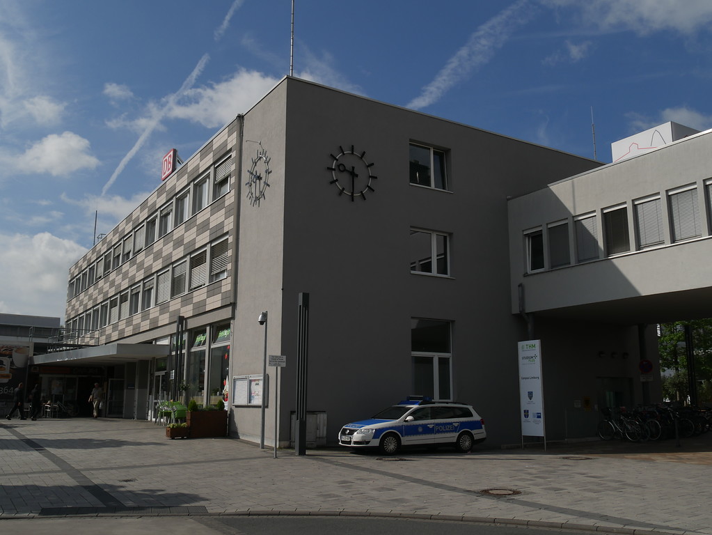 Nordansicht des Hauptgebäudes des Bahnhofs Limburg (2017)