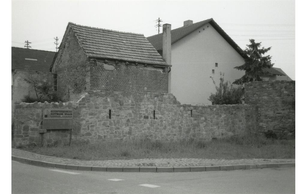 Reste der südlichen Seite der alten Ortsbefestigung von Kirrweiler in der Pfalz (1993)