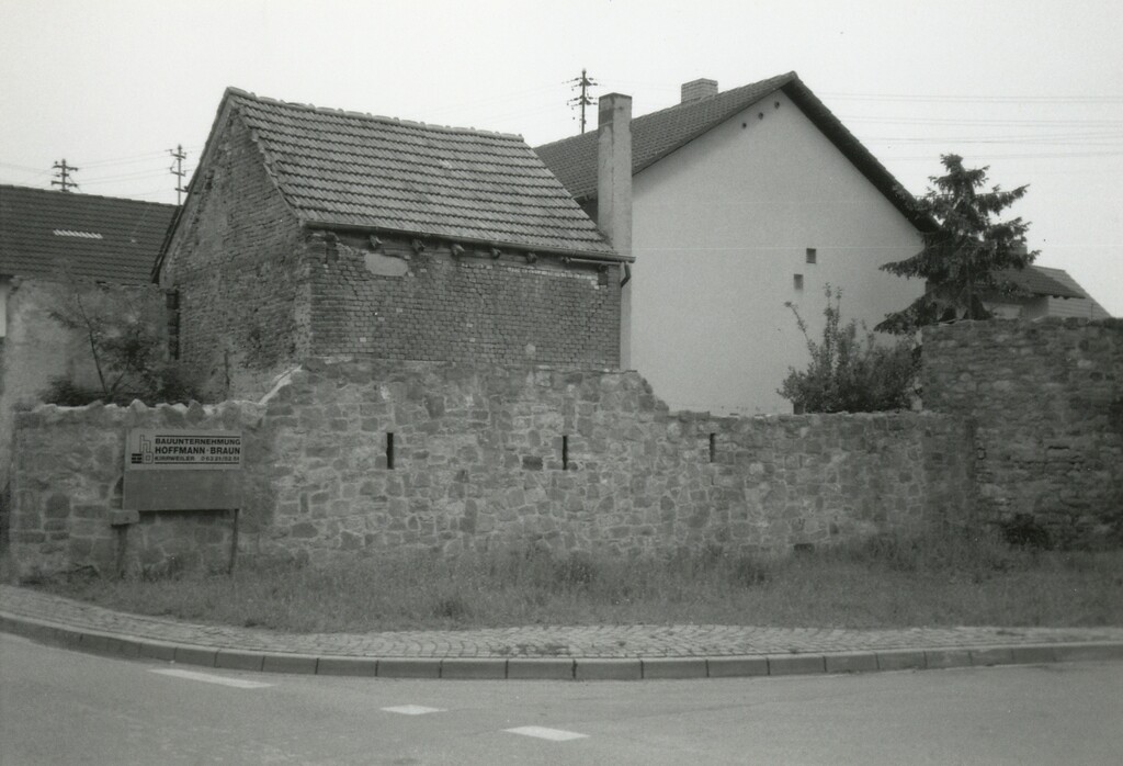Reste der südlichen Seite der alten Ortsbefestigung von Kirrweiler in der Pfalz (1993)