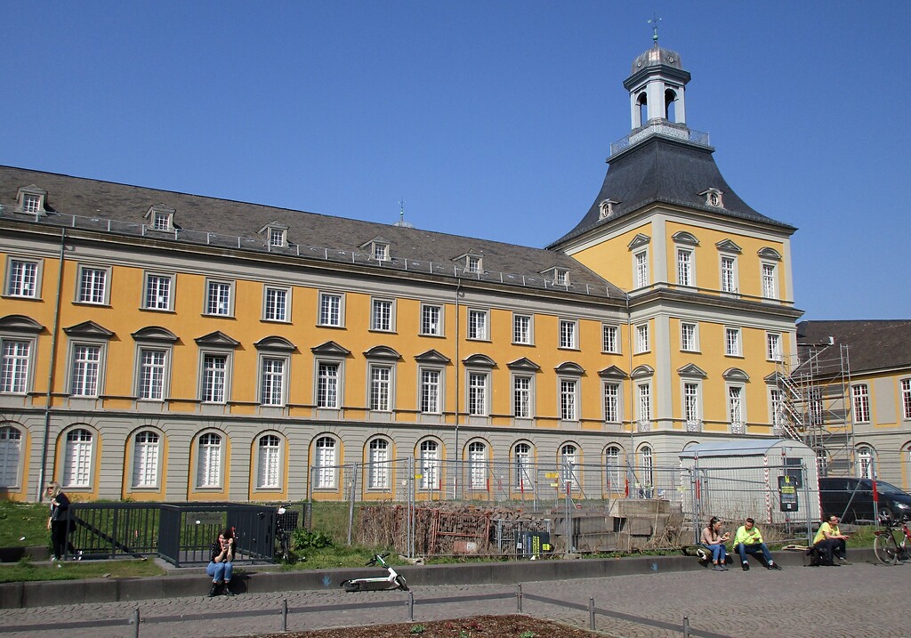 Der Ostflügel des Hauptgebäudes der Rheinischen Friedrich-Wilhelms-Universität Bonn, vormals Kurfürstliches Schloss (2022).