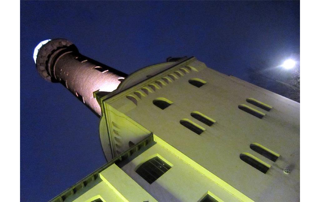 Der Leuchtturm der früheren Helios-Elektrizitäts AG in Köln-Ehrenfeld mit abendlicher Beleuchtung (2012).