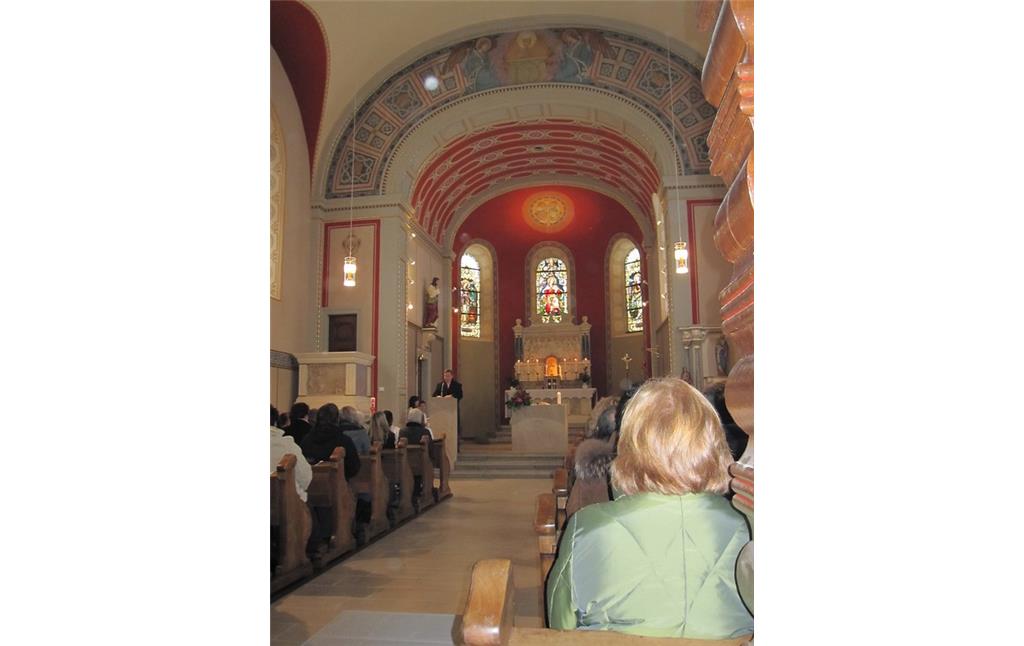 Filialkirche St. Agatha in Bongard (2009): Das Innere der Kirche mit dem Chorraum nach der Renovierung.