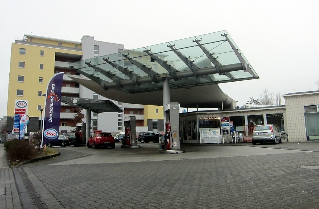 Die älteste Tankstelle Kölns, die ESSO Station an der Lanxess Arena (ehemals Kölnarena) (2012)