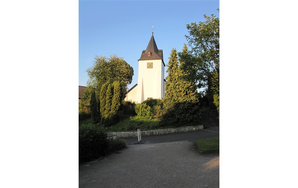 Turm und katholische Pfarrkirche St. Vinzenz in Kelberg, von der Friedhofseite am Abend (2011).