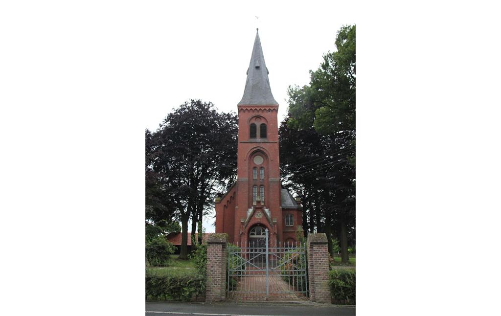Die Turmfassade der evangelischen Kirche von Kalkar-Neulouisendorf (2015).