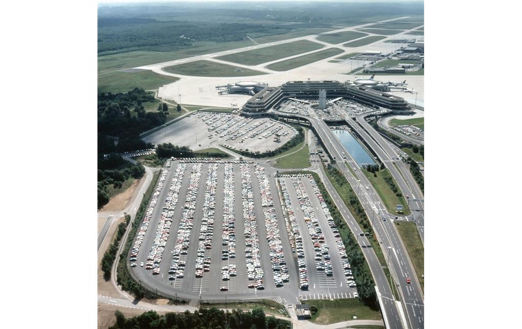 Luftansicht aus nordwestlicher Richtung auf das Flughafengebiet Köln/Bonn (1990).