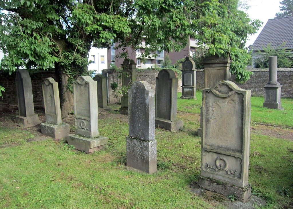 Grabsteine auf dem jüdischen Friedhof in der Grevenbroicher Montanusstraße (2014)