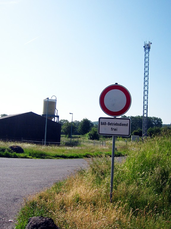 Der Betriebshof am Rastplatz "Goldene Meile" auf der Bundesautobahn A 61 am Meckenheimer Kreuz mit einem Mast der Landebahnbefeuerung des früheren Autobahn-Behelfsflugplatzes (2015).