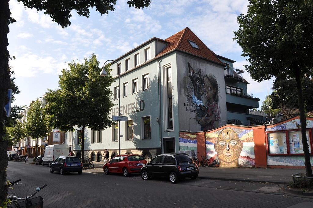 Verwaltungsgebäude der Bleifarbenfabrik Leyendecker in Köln-Ehrendeld (2019), Nordansicht mit Teil der ehemaligen Werksmauer.