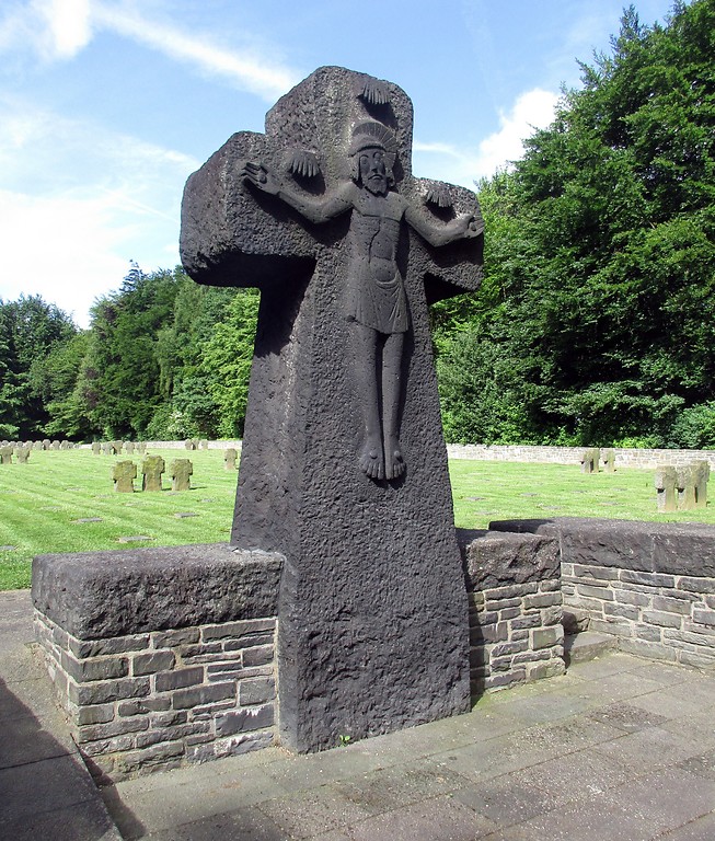 Das zentrale Kreuz auf der Kriegsgräberstätte / Soldatenfriedhof mit Gedenkstätte in Vossenack im Kreis Düren (2017).