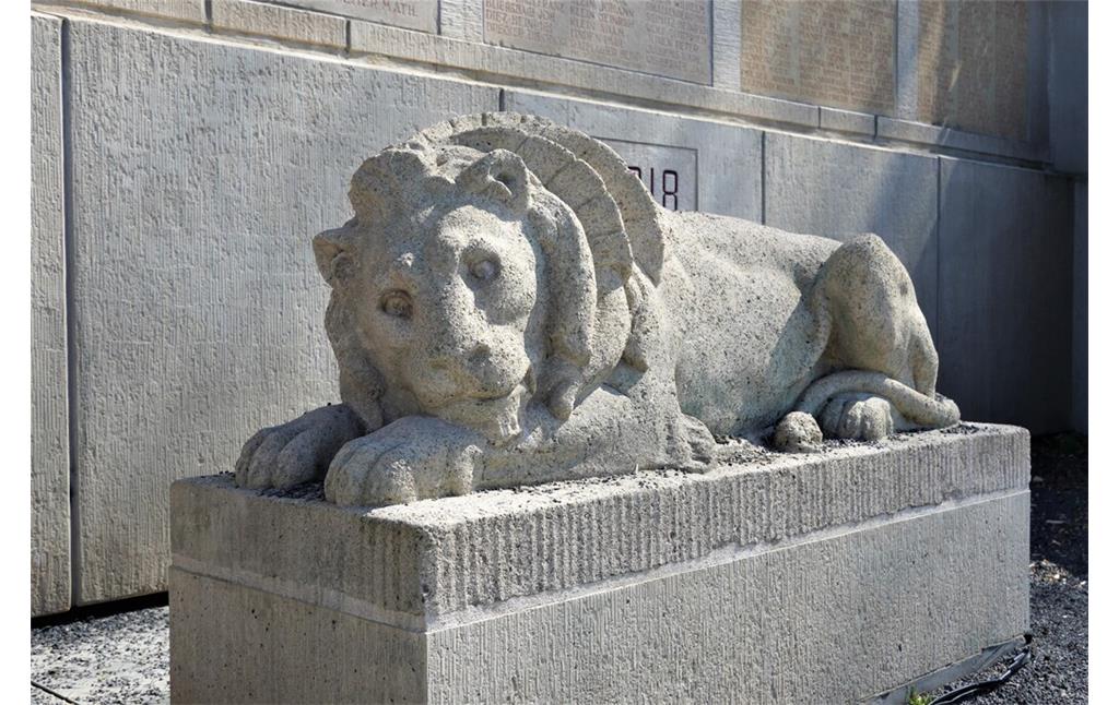 Die Löwenskulptur des Kriegerdenkmals am Rheinufer in Köln-Porz (2023).