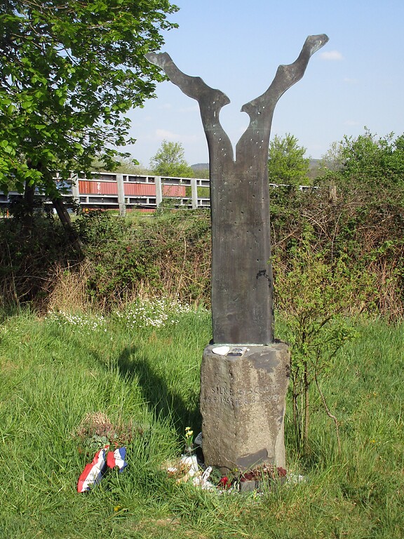 Die Gedenkstätte für Silke Bischoff an der Bundesautobahn A3 bei Bad Honnef-Aegidienberg (2020).