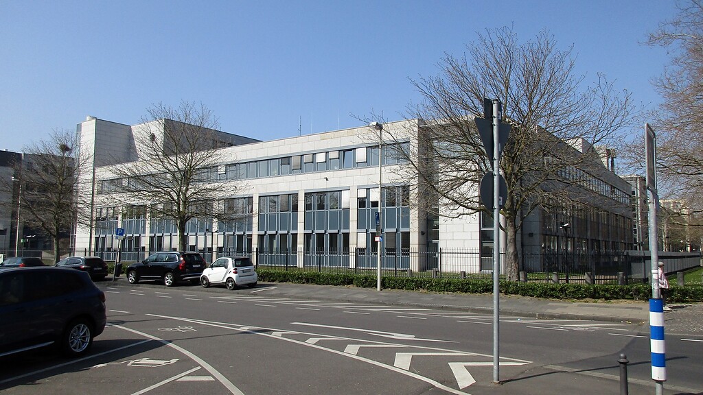 Gebäude des Bundesamtes für Soziale Sicherung an der Ecke Ollenhauer Straße / Friedrich-Ebert-Allee in Bonn-Gronau (2022). Hier befand sich bis um 1950 das Stadion des Bonner Fußball Vereins (BFV).