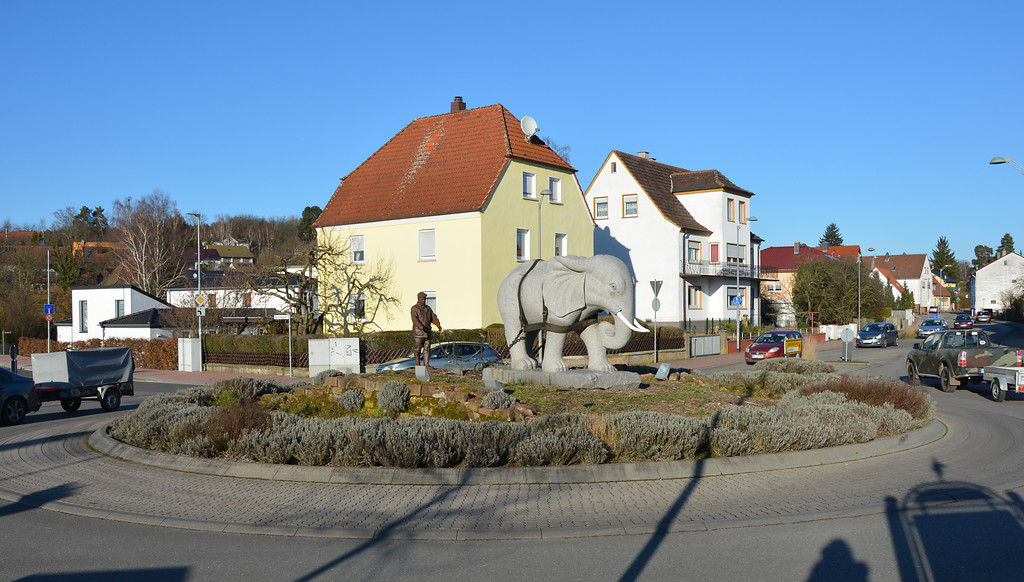 Granitskulptur eines Elefanten vor einem Pflug auf dem Verkehrskreisel in der Rosenhofstraße in Enkenbach (2018).