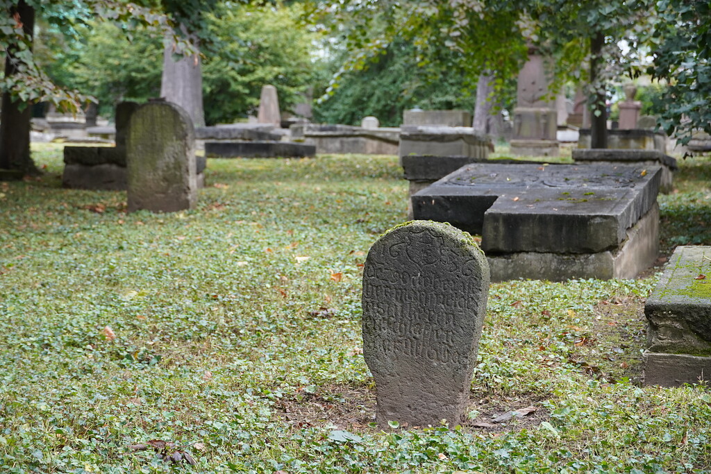 Grabsteine auf dem historischen Geusenfriedhof in Köln-Lindenthal (2021).