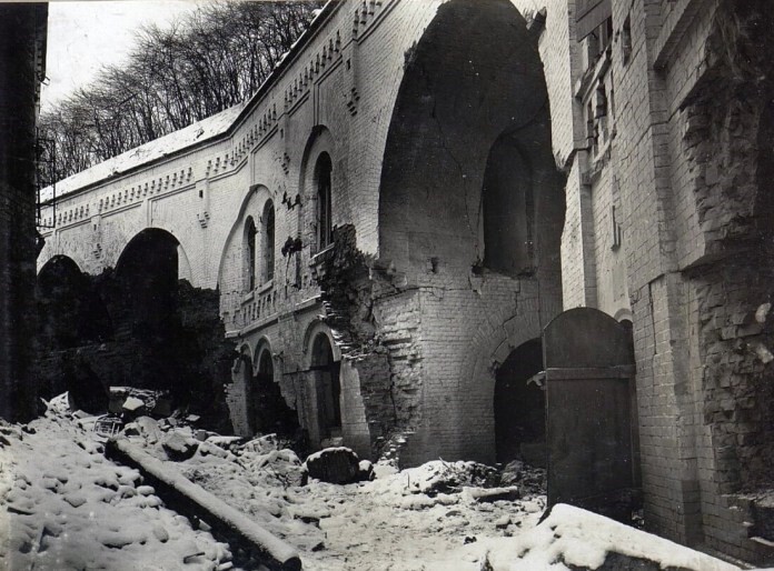 Tarakaniv Fort, 1916. Damaged outside walls