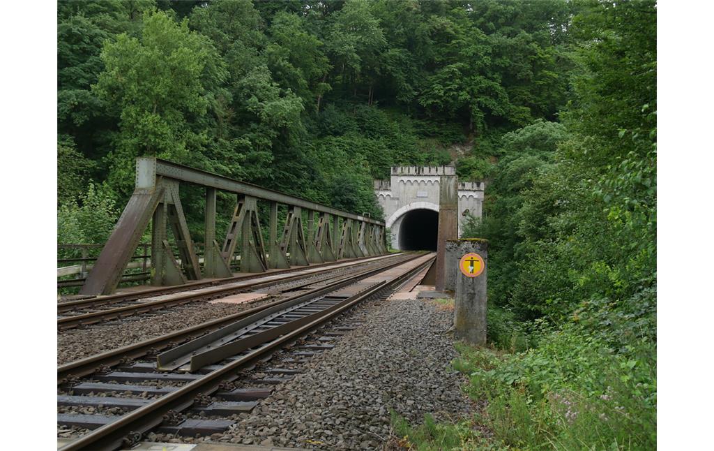 Eisenbahnbrücke bei Runkel mit östlichem Portal des Ennericher Eisenbahntunnels (2017)