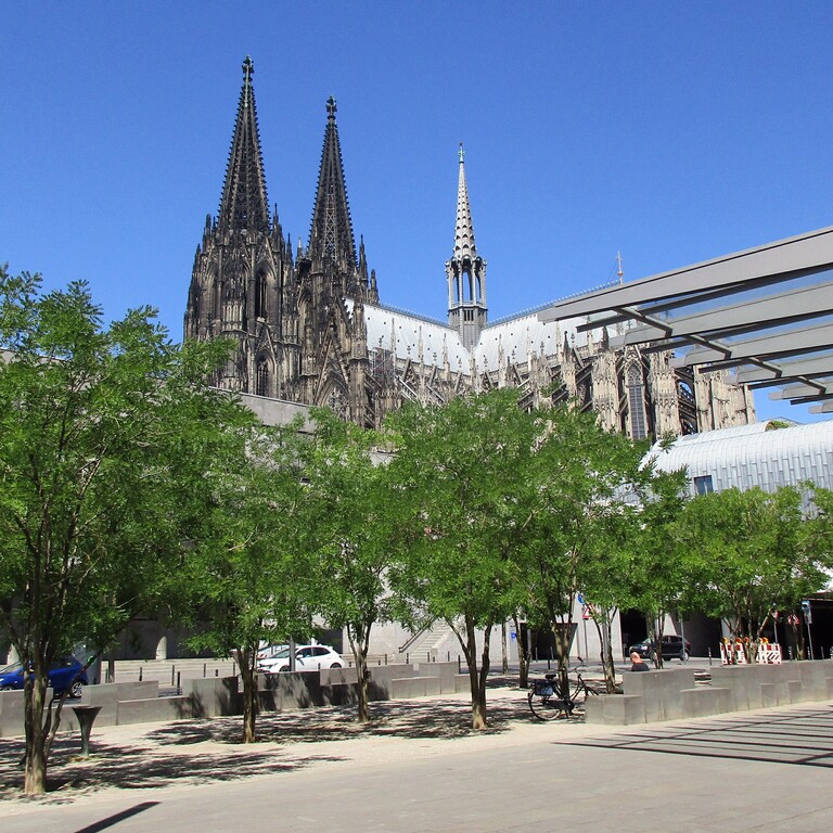 Blick vom Kurt-Hackenberg-Platz in Köln-Altstadt-Nord auf die südöstliche Fassade des Doms (2023).