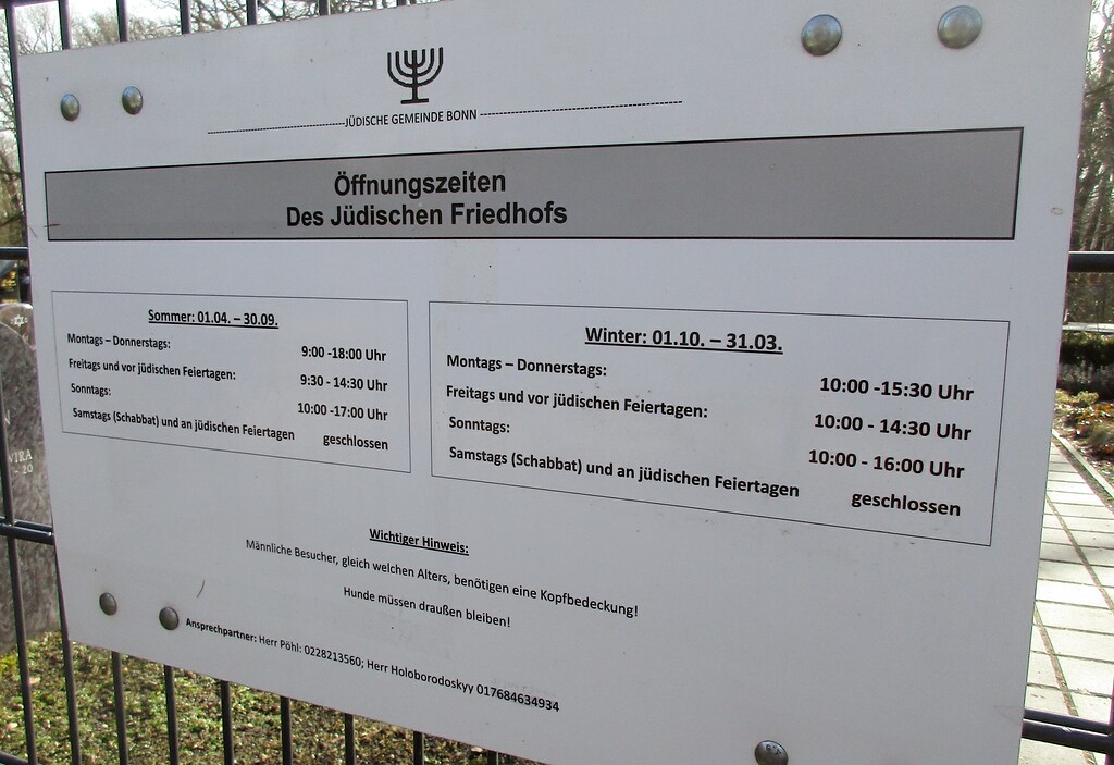 Hinweistafel zu den Öffnungszeiten des jüdischen Friedhofs auf dem Waldfriedhof im Kottenforst, Bonn-Röttgen (2021).