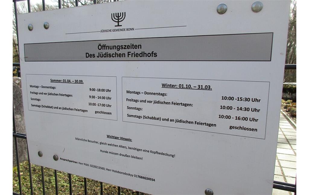 Hinweistafel zu den Öffnungszeiten des jüdischen Friedhofs auf dem Waldfriedhof im Kottenforst, Bonn-Röttgen (2021).