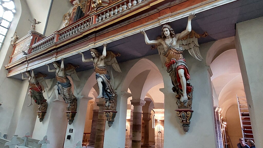 Die von vier überlebensgroßen Engelfiguren getragene Orgelempore in der ehemaligen Klosterkirche der Benediktinerabtei Corvey bei Höxter, heute katholische Pfarrkirche St. Stephanus und St. Vitus (2021).