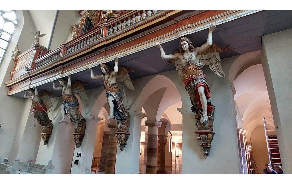 Die von vier überlebensgroßen Engelfiguren getragene Orgelempore in der ehemaligen Klosterkirche der Benediktinerabtei Corvey bei Höxter, heute katholische Pfarrkirche St. Stephanus und St. Vitus (2021).