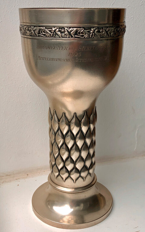 Pokal zum Motorradrennen "Goldener Kranz des Siebengebirges" am 26. April 1925 aus dem Bestand des Siebengebirgsmuseum Königswinter (Inventar-Nr. 2018-FH-0080, Aufnahme 2023).