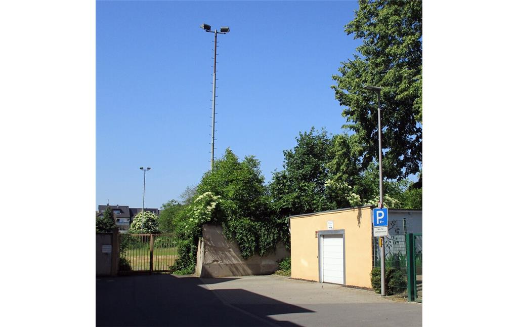 Der Eingang zum früheren Sportplatz des Siegburger Sportvereins SV 04 in Siegburg in der Hansenstraße (2023).