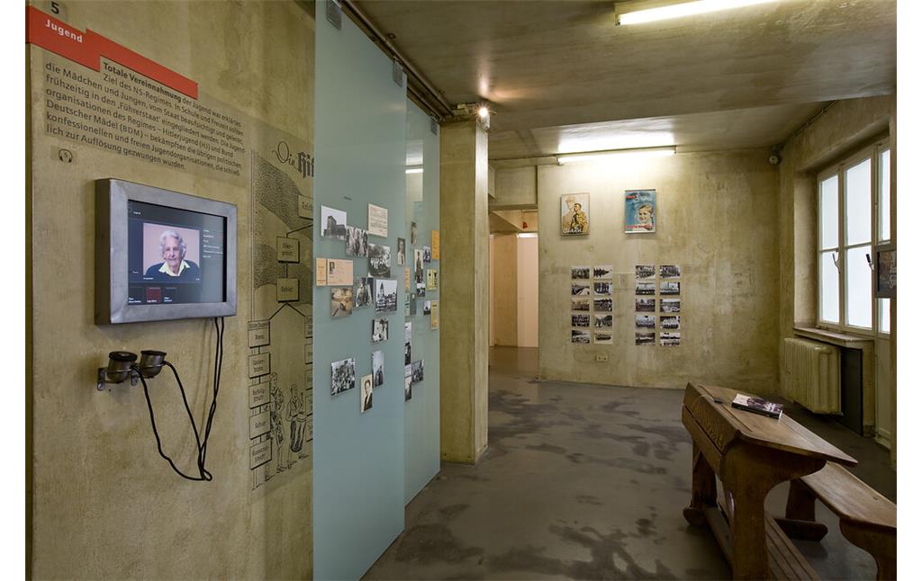Ausstellungsraum zum Thema "Jugend" der Dauerausstellung im NS-Dokumentationszentrum in Köln (2009)