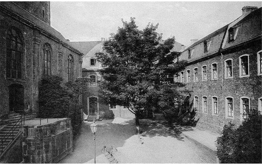 Historisches Foto von um 1920 mit dem Innenhof der Abtei Siegburg.