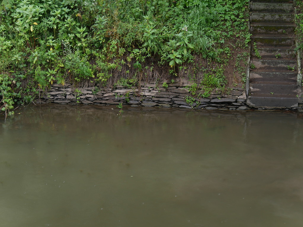 Uferbefestigung des Kanals der Schleuse Runkel (2017)
