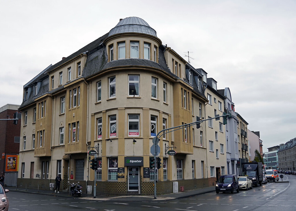 Blick auf ein historisches Gebäude an der Ecke Maternusstraße / Brückenstraße in Köln-Rodenkirchen (2021).