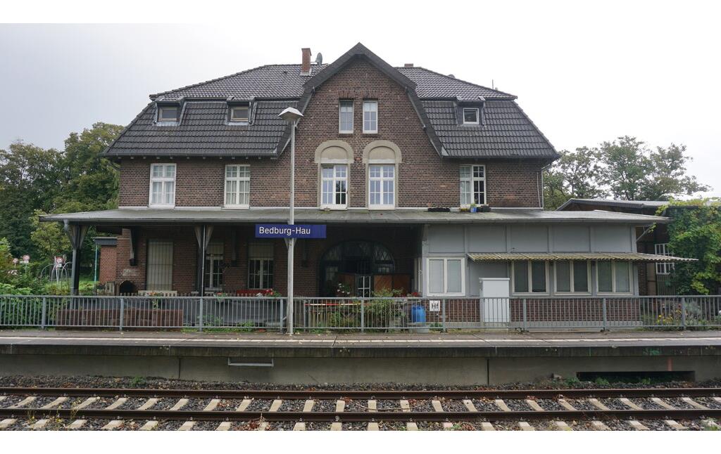 Bedburg-Hau, Bahnhof Hau (2023). Empfangsgebäude und Stellwerk Hf