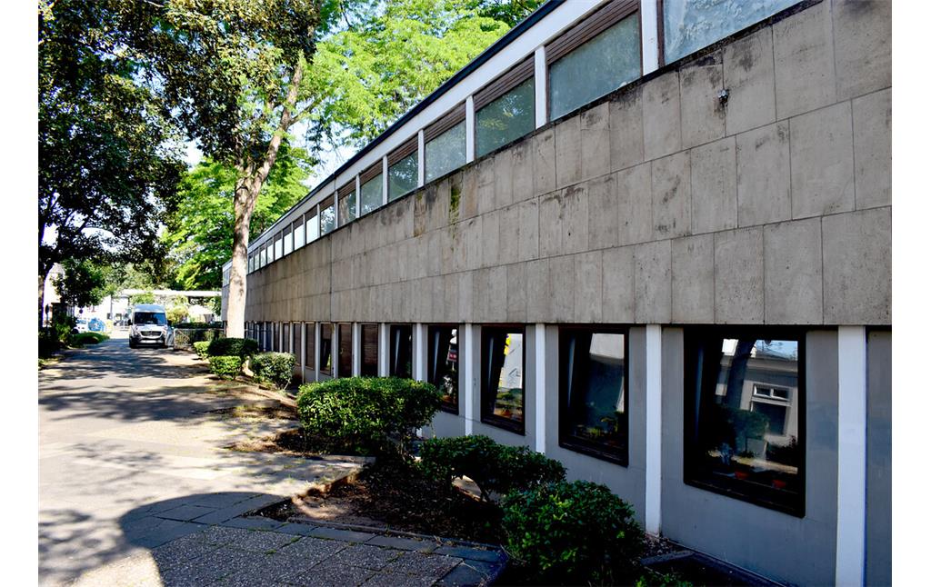 Seitenflügel der Südseite des Bonner Frankenbades mit zwei Fensterreihen, Blickrichtung Westen (2020).
