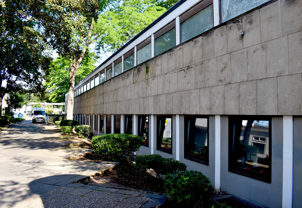 Seitenflügel der Südseite des Bonner Frankenbades mit zwei Fensterreihen, Blickrichtung Westen (2020).